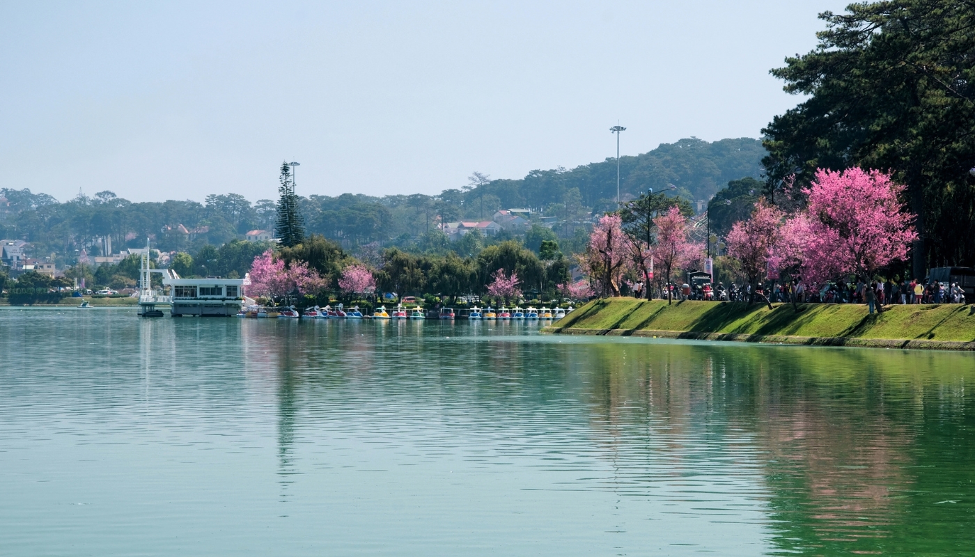 gioi-thieu-ve-ho-xuan-huong-o-da-lat