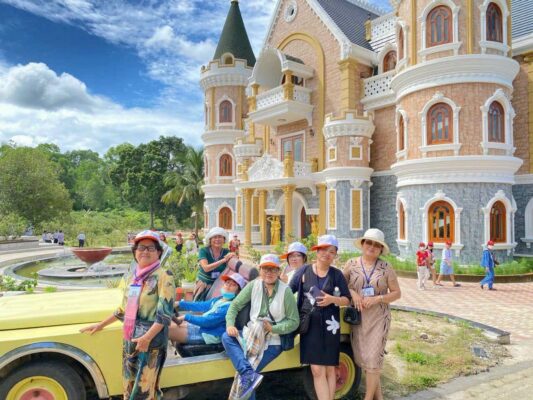 Đoàn khách Like Tour check-in tại vườn sim Thành Long trong tour Phú Quốc 3N2Đ của Like Tour.