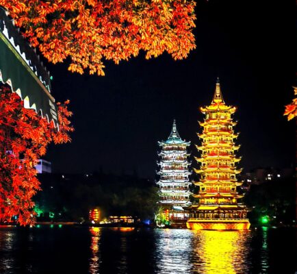 Nhật Nguyệt Song Tháp trong tour Quế Lâm Dương Sóc 6N5Đ.