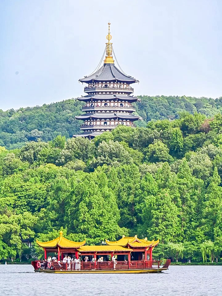 Du ngoạn thuyền trên Tây Hồ