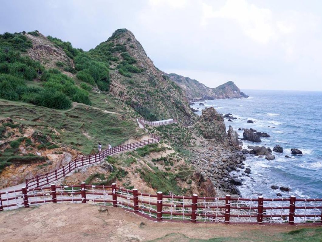 Lối đi ven vách đá nhìn ra biển tại Eo Gió Quy Nhơn