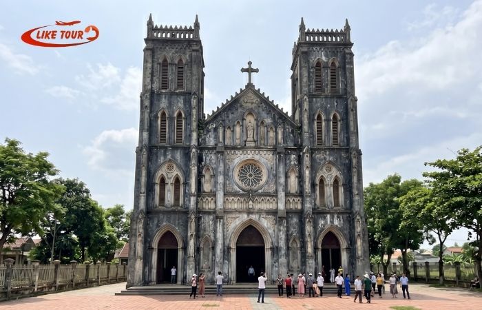 Tọa lạc tại huyện Tuy An, Nhà thờ Mằng Lăng là một trong những công trình Công giáo lâu đời ở Phú Yên