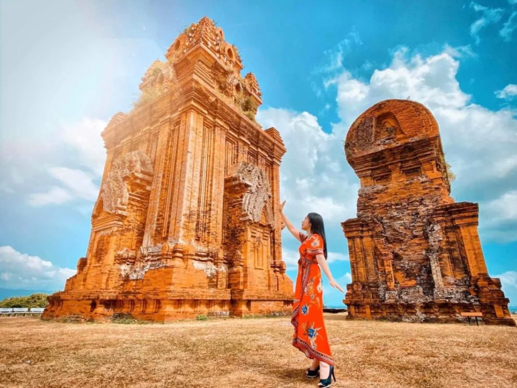 Tháp Đôi Quy Nhơn giữa lòng thành phố trong tour Quy Nhơn Phú Yên 3N2Đ