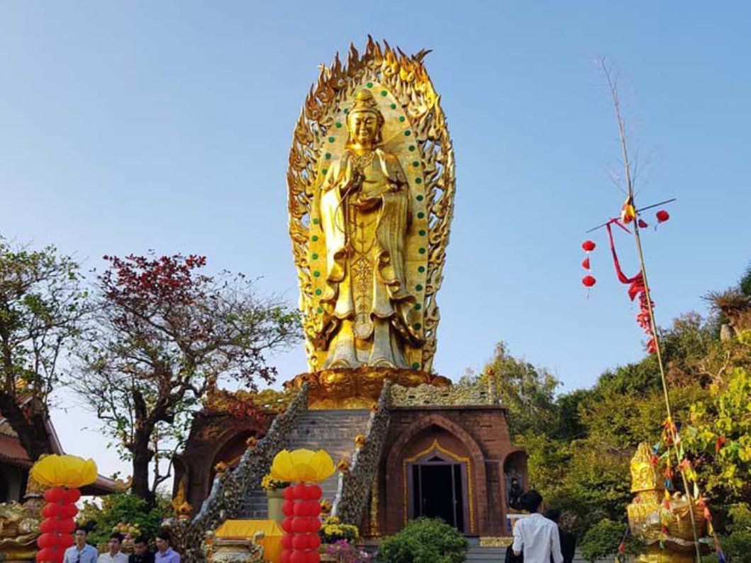Tịnh xá Ngọc Hòa với tượng đôi Phật Bà Quan Âm tại Quy Nhơn