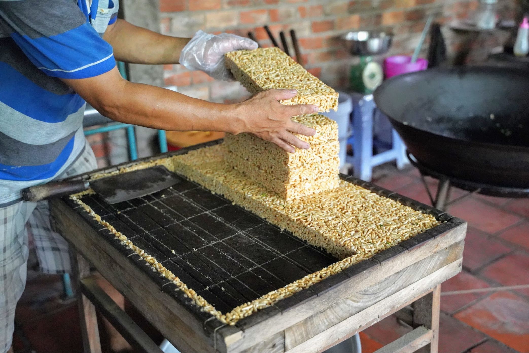 Trải nghiệm quy trình làm cốm thủ công thơm lừng