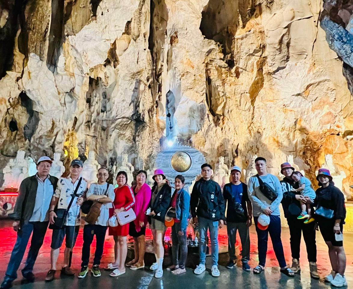 Hang động tự nhiên với vách đá thạch nhũ tại Ngũ Hành Sơn trong tour Đà Nẵng 3 ngày 2 đêm