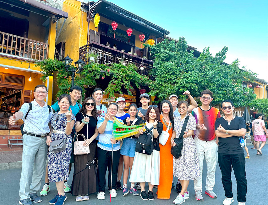 Các ngôi nhà cổ kính với bờ tường vàng nghệ đặc trưng ở Hội An trong tour Đà Nẵng 3 ngày 2 đêm