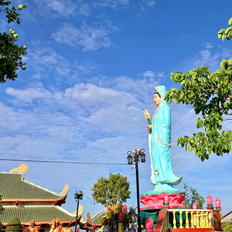 Quán Âm Phật Đài là điểm chiêm bái nổi tiếng với tượng Mẹ Nam Hải uy nghi hướng về biển Đông