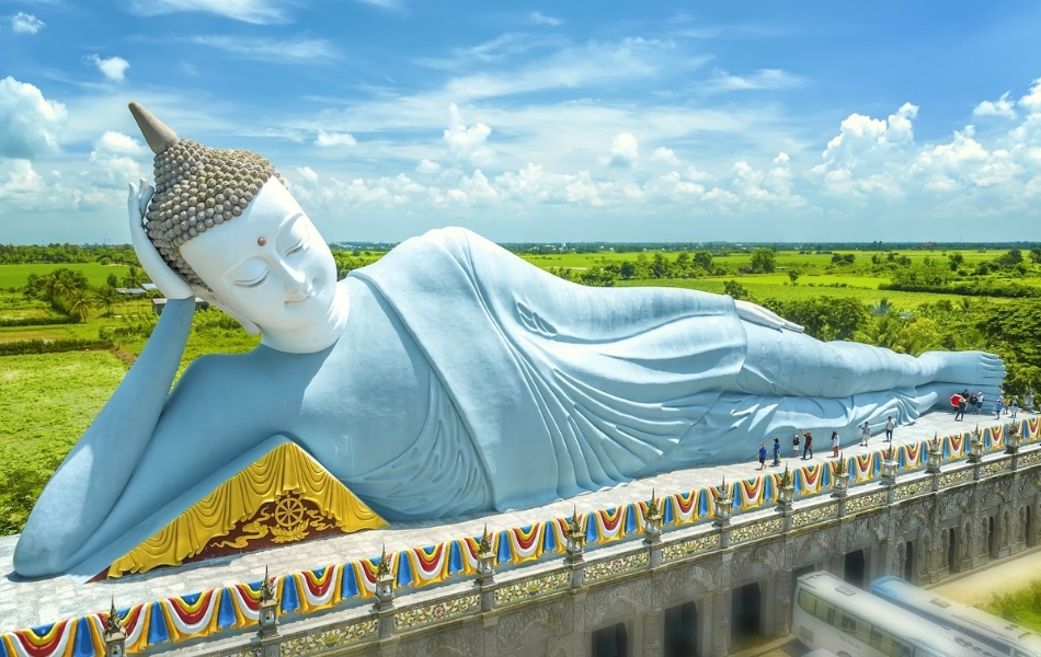 Chùa Som Rong nổi bật với kiến trúc Khmer tinh xảo, bảo tháp uy nghi và tượng Phật nằm ấn tượng