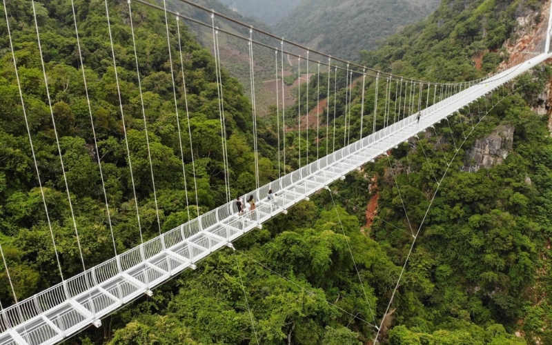 Cầu kính Bạch Long trong tour Mai Châu Mộc Châu 2N1Đ