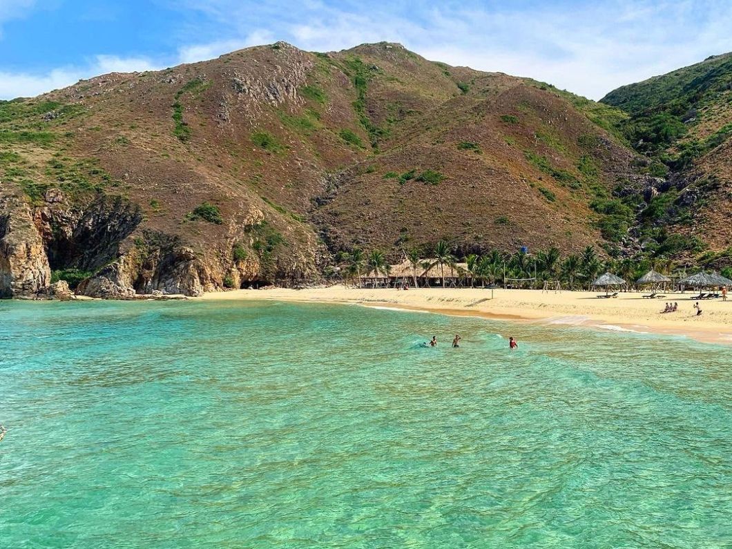 Biển Kỳ Co nước xanh ngọc trong tour biển Xứ Nẫu
