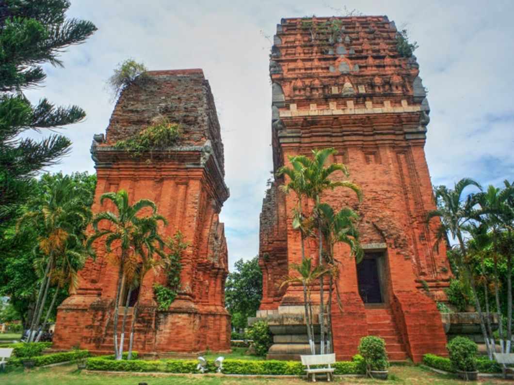 Tháp Đôi của người Chăm tại Quy Nhơn trong tour du lịch Quy Nhơn Phú Yên