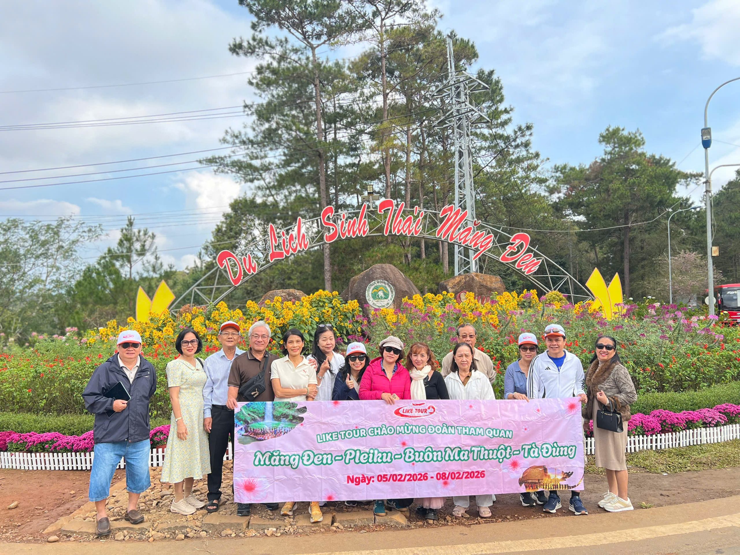 Đoàn khách tham quan tour Tây Nguyên của Like Tour