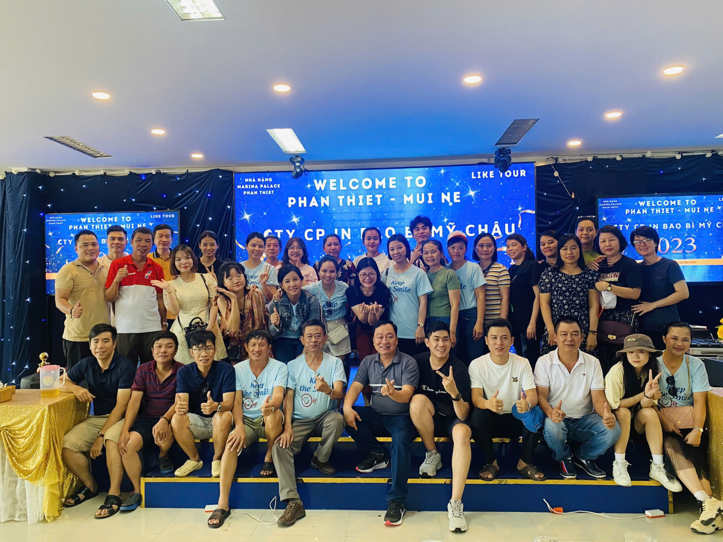 Đoàn khách rạng rỡ trong đêm tiệc Gala Dinner kết thúc tour khách đoàn Phan Thiết kết hợp team building.