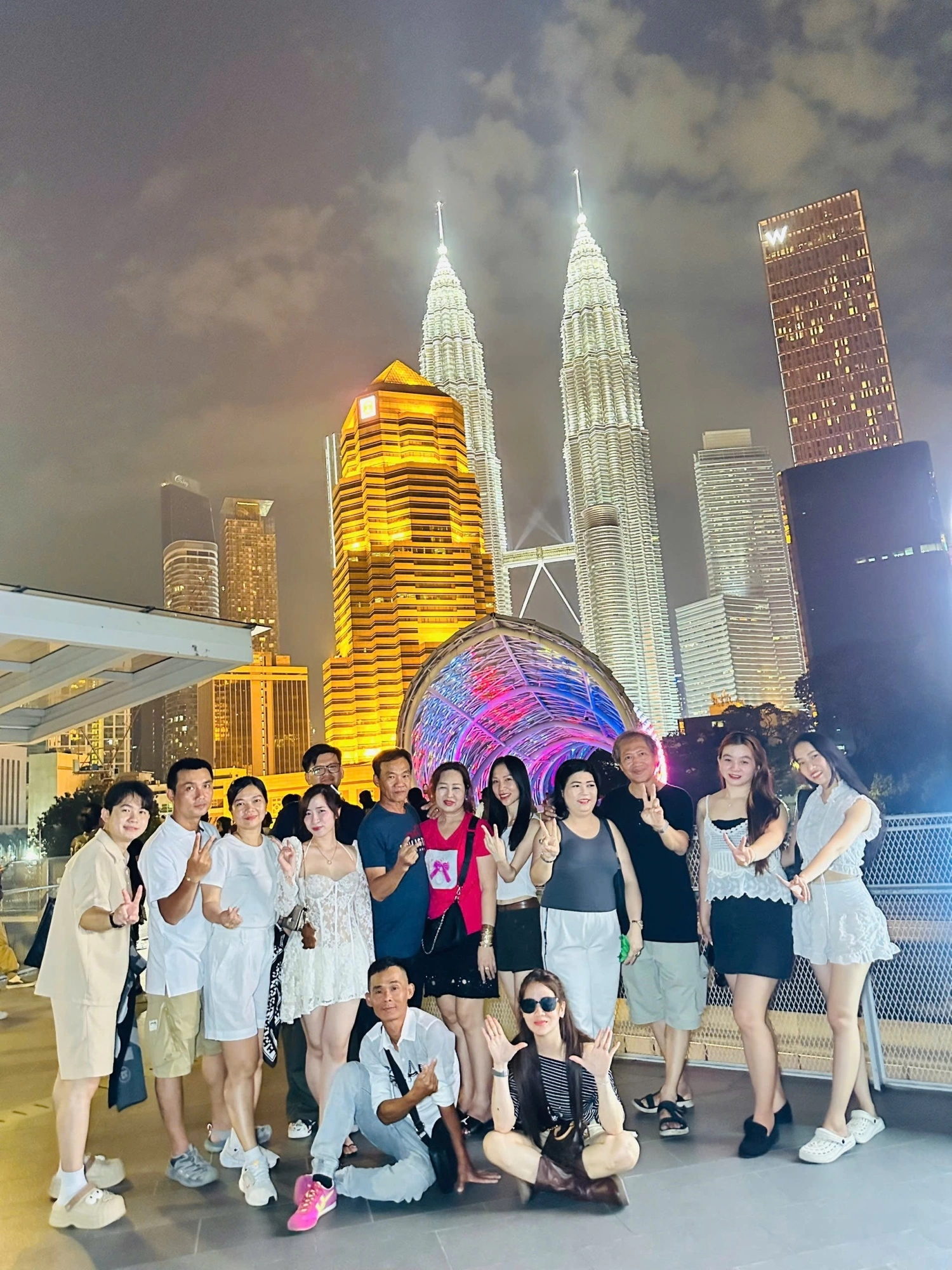 Tháp đôi Petronas Twin Towers biểu tượng kiến trúc của Malaysia trong tour Sing Mã 4N3Đ