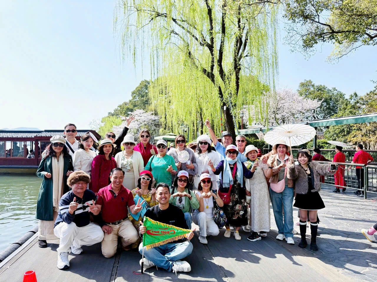 Đoàn khách của Like Tour check-in tại danh thắng Tây Hồ Hàng Châu trong tour Giang Nam