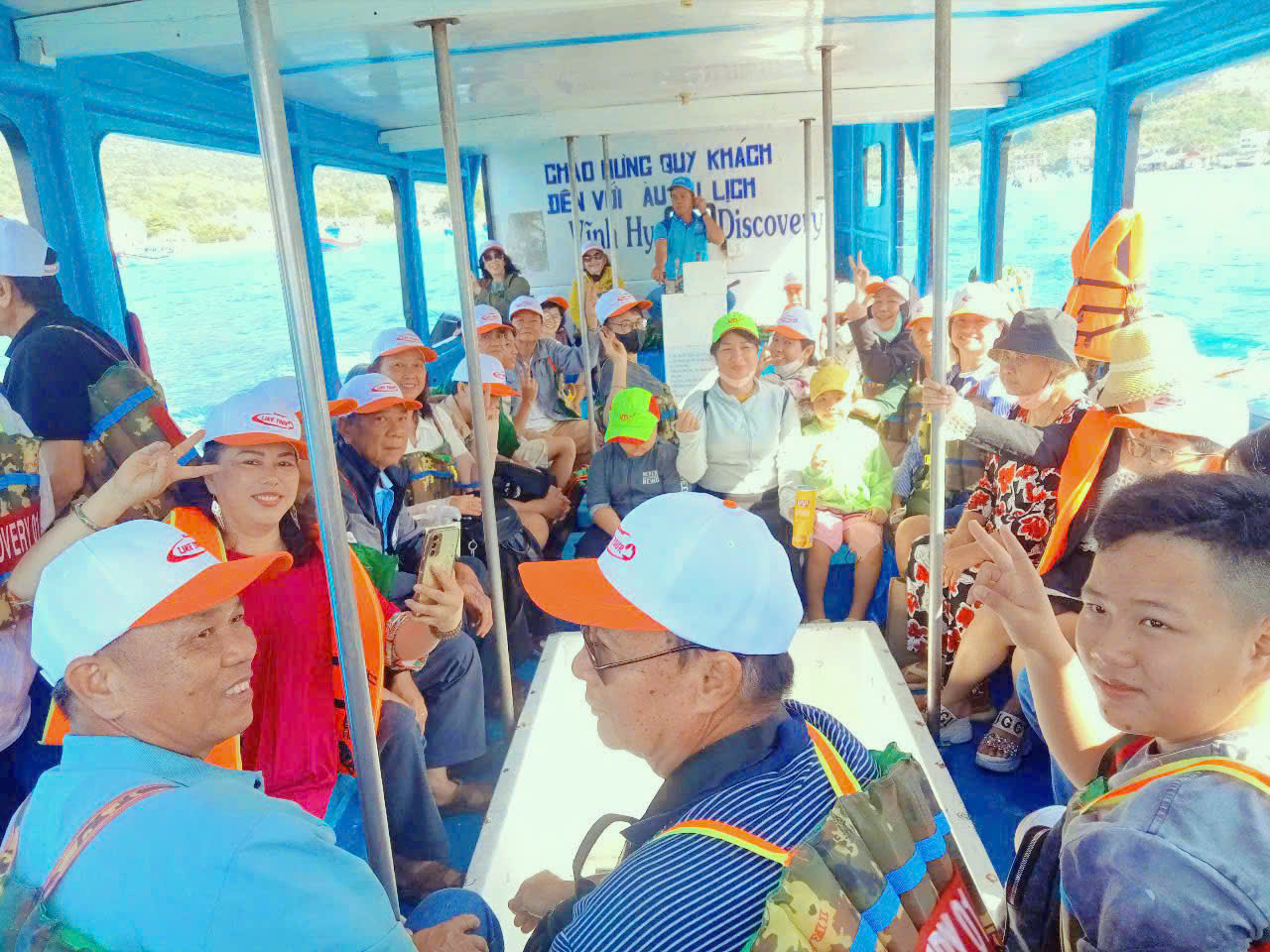 Đoàn khách trải nghiệm du thuyền ngắm vịnh Vĩnh Hy trong chương trình tour đoàn Ninh Chữ.