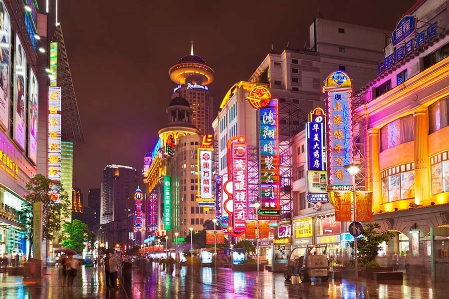 Đại lộ Nam Kinh Thượng Hải sầm uất rực rỡ ánh đèn về đêm tour Thượng Hải.