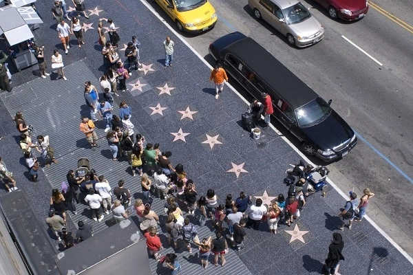 Du khách check-in tại Đại Lộ Danh Vọng Hollywood Walk of Fame trong hành trình tour Bờ Tây nước Mỹ của Like Tour.