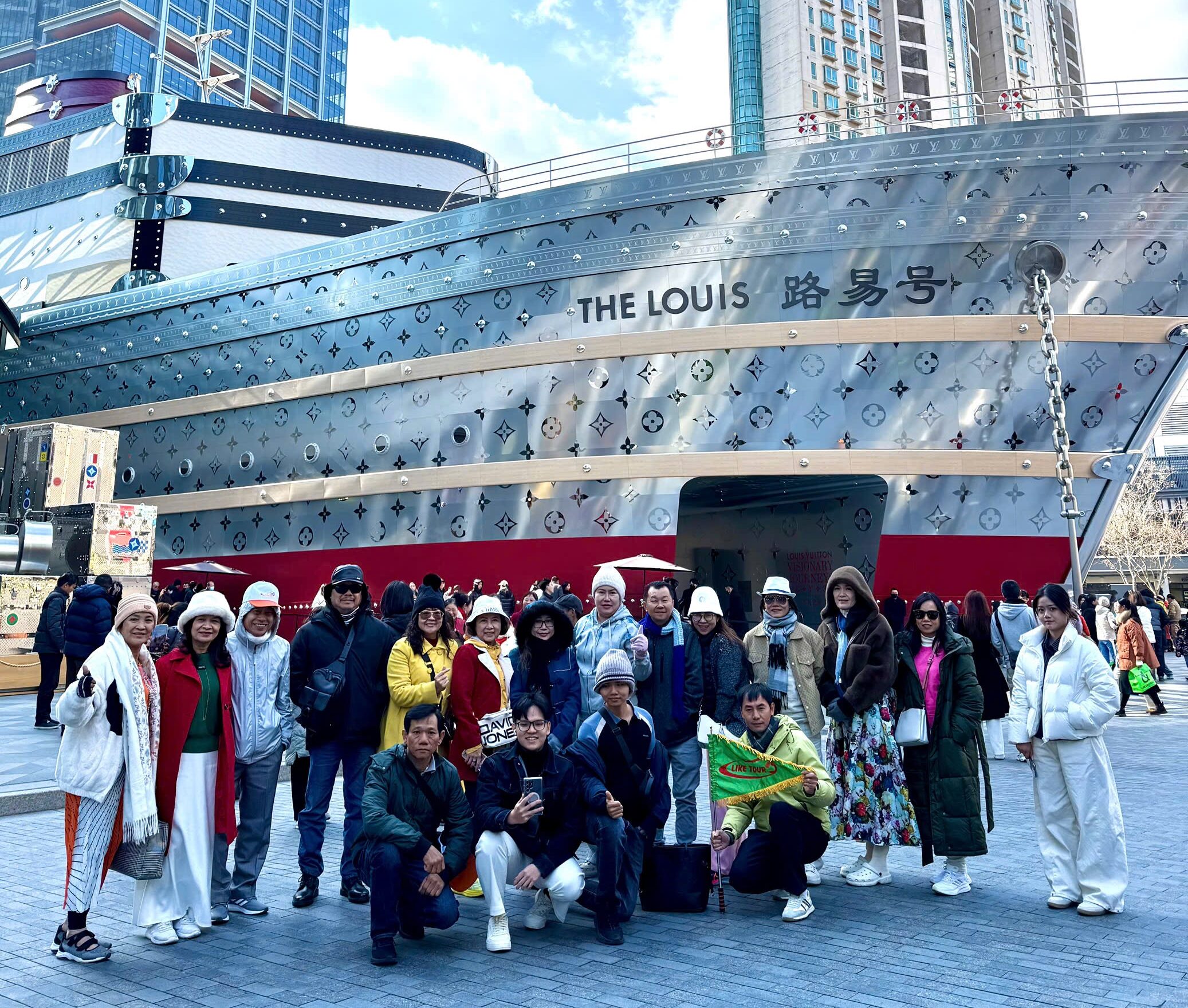 Đoàn khách Like Tour check-in tại The Louis Thượng Hải biểu tượng mới sang trọng