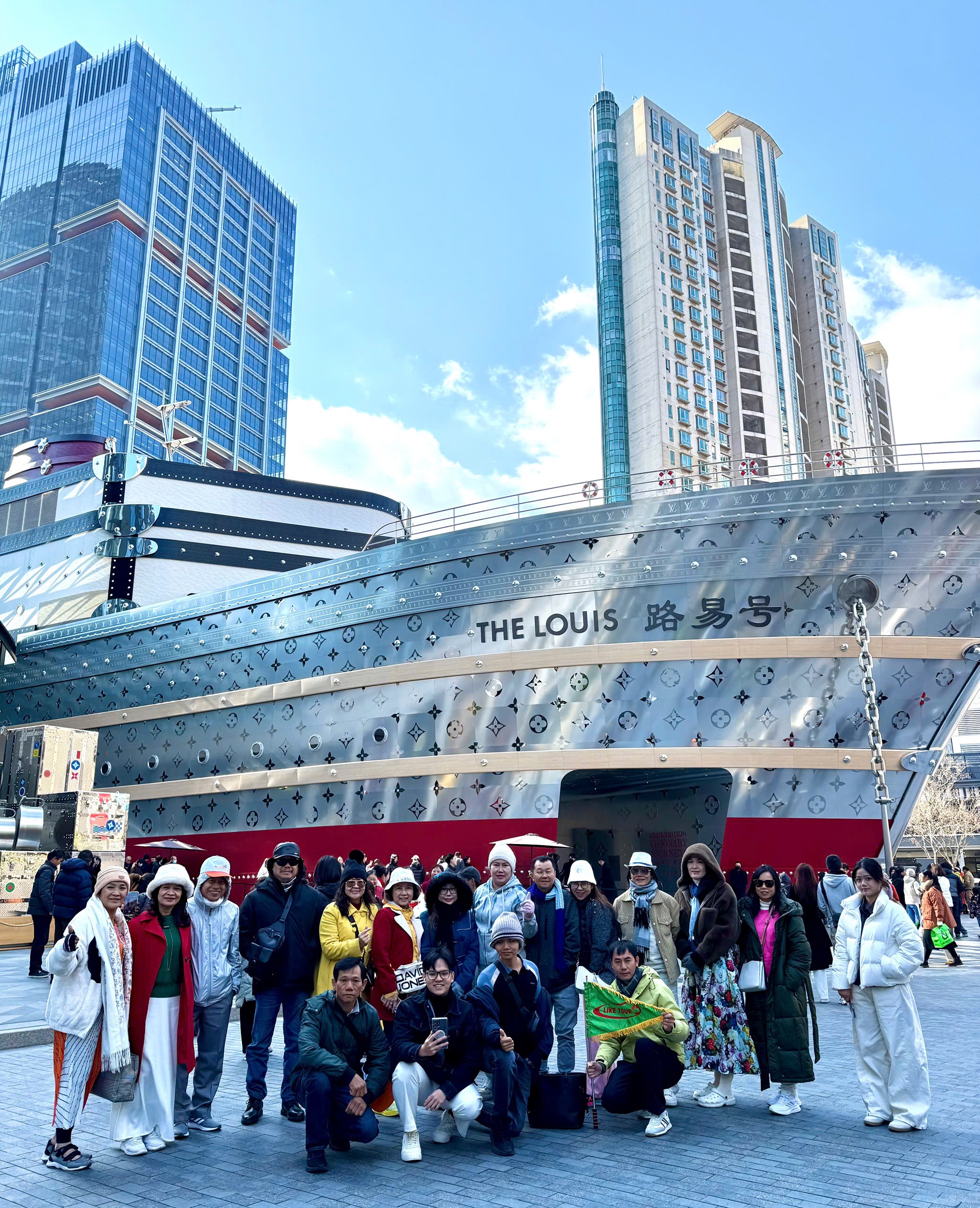 Đoàn khách Like Tour check-in tại The Louis Thượng Hải biểu tượng mới sang trọng