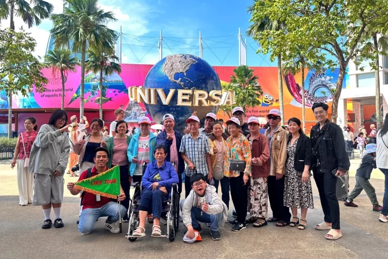 Biểu tượng quả cầu Universal Studios Singapore tại đảo Sentosa trong tour Sing Mã 4N3Đ
