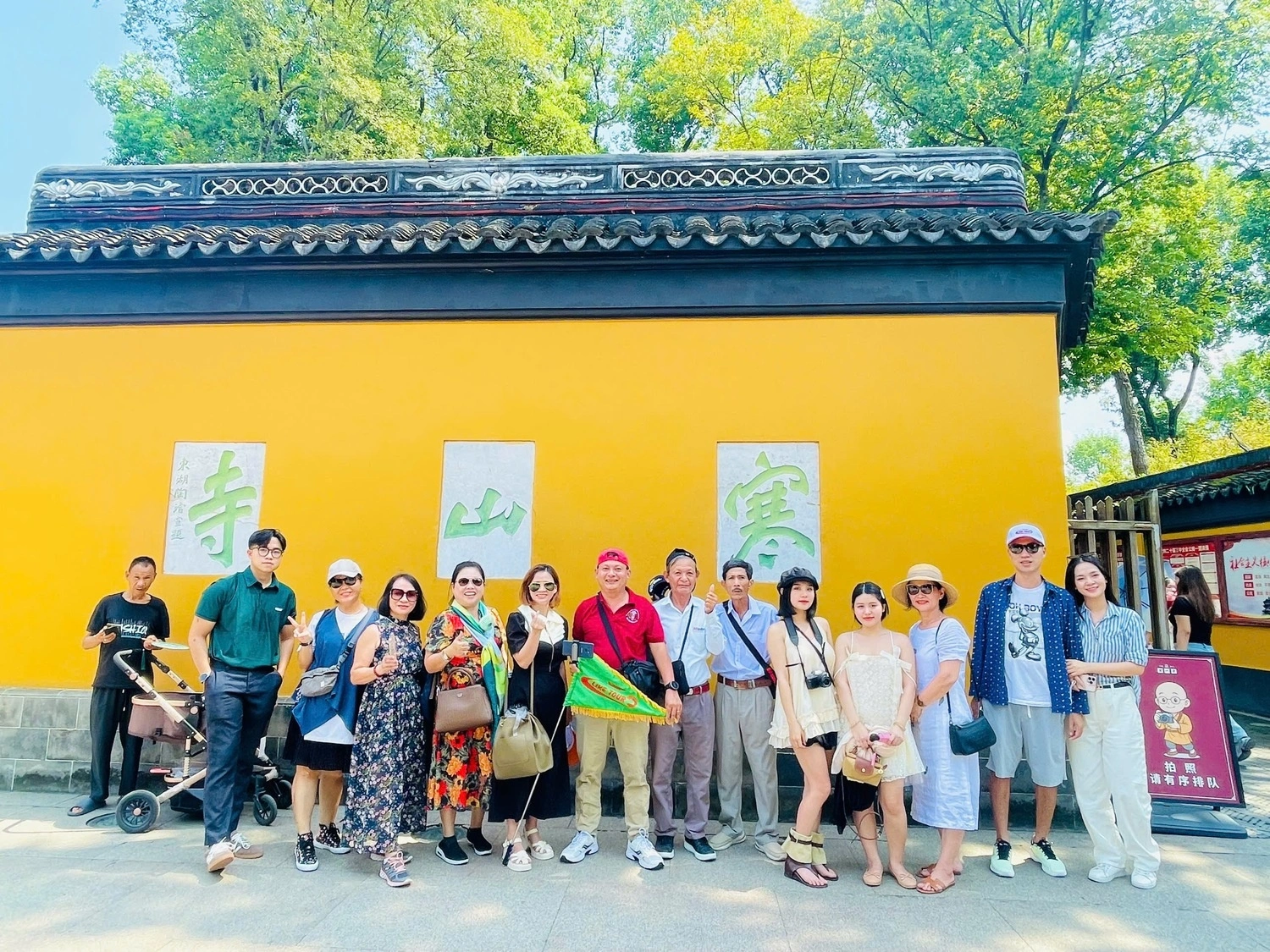 Đoàn khách của Like Tour check-in tại chùa cổ Tô Châu trong tour Giang Nam