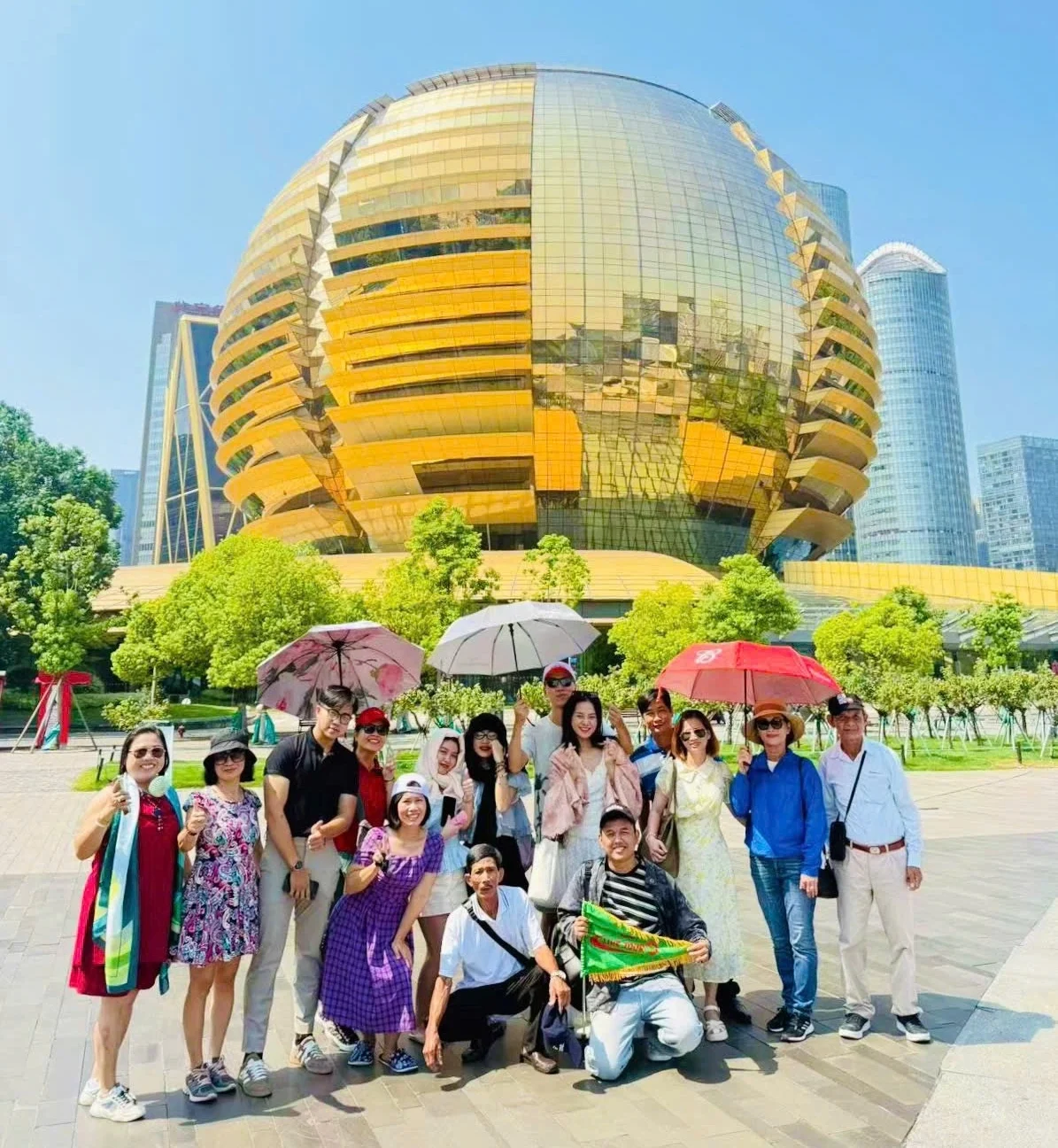 Đoàn khách của Like Tour check-in tại Trung tâm G20 Hàng Châu trong tour Giang Nam