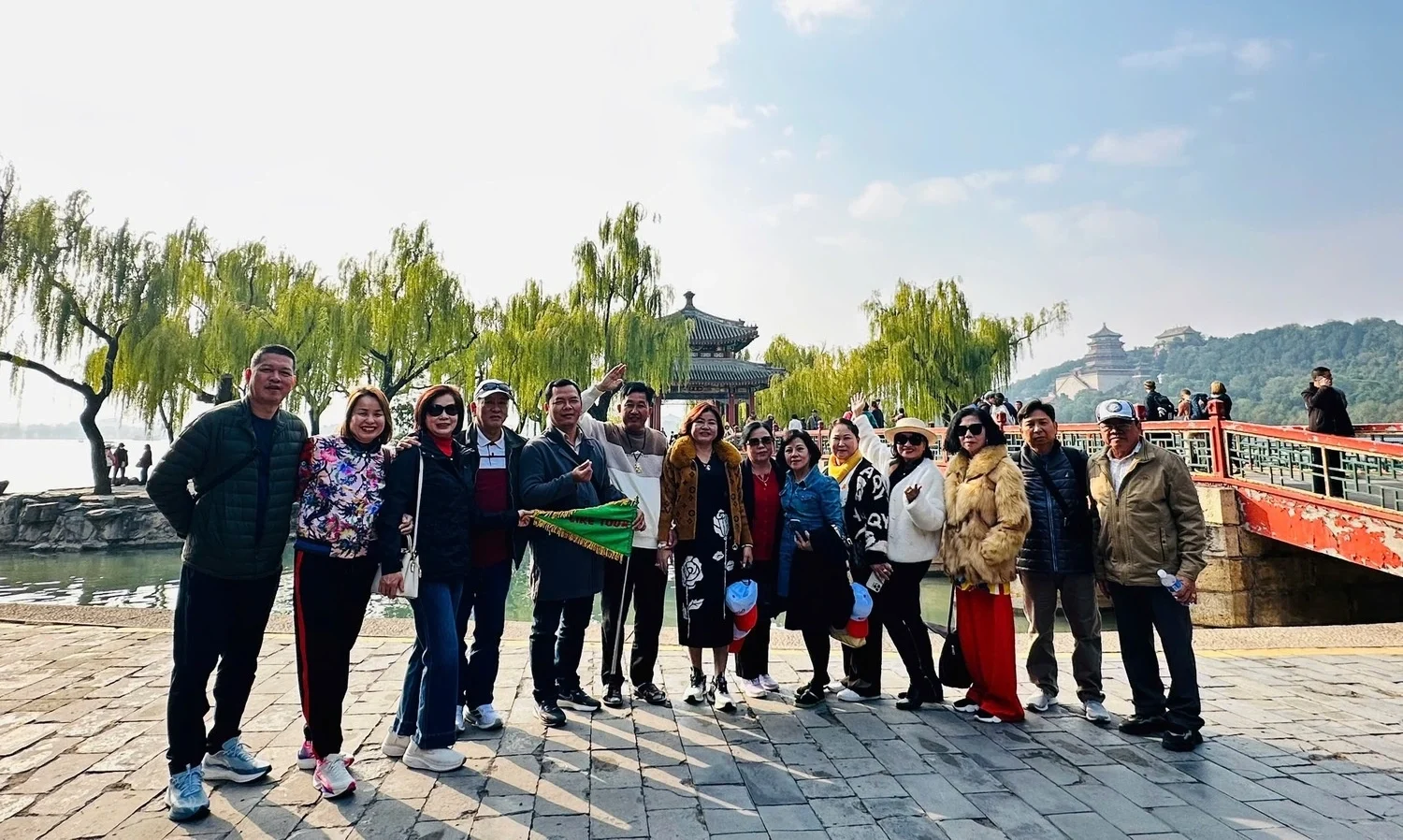 Đoàn khách của Like Tour check-in tại danh thắng Tây Hồ Hàng Châu trong tour Giang Nam