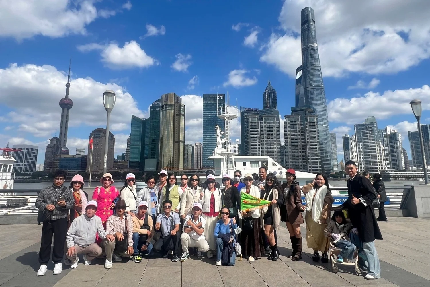 Đoàn khách Like Tour check-in tại Bến Thượng Hải trong hành trình tour Giang Nam