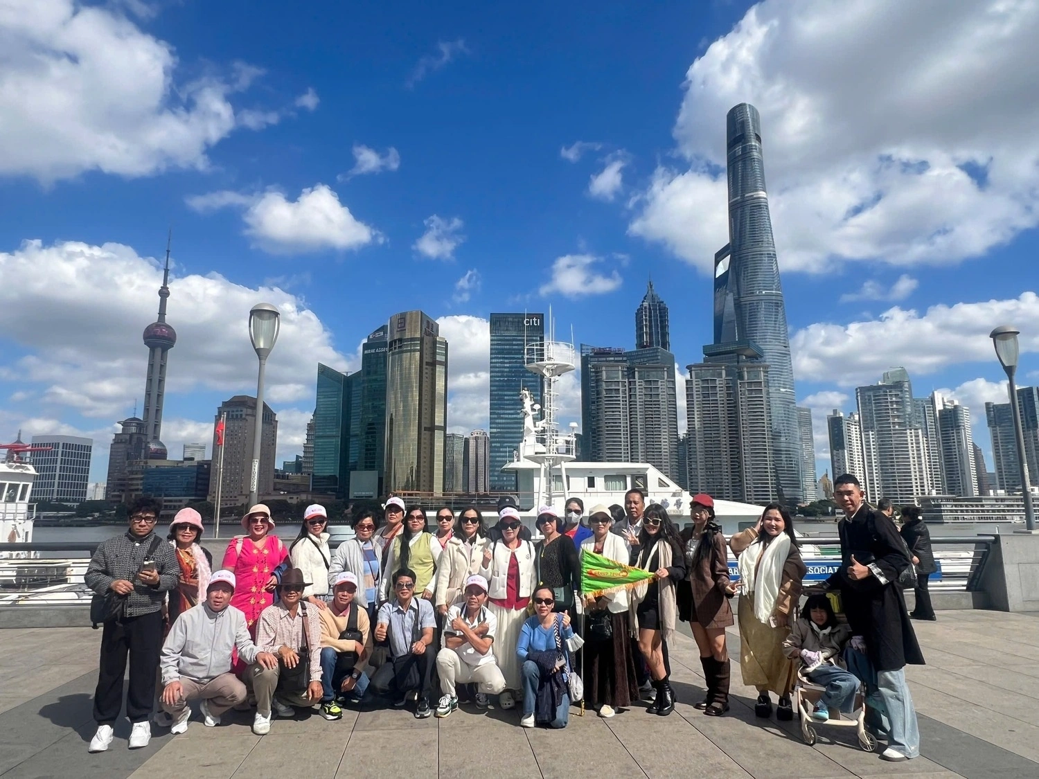 Đoàn khách Like Tour check-in tại Bến Thượng Hải trong hành trình tour Giang Nam