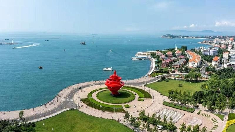 Quảng trường Ngũ Tứ với biểu tượng Ngọn gió tháng Năm đỏ rực tại Thanh Đảo tour Like Tour.