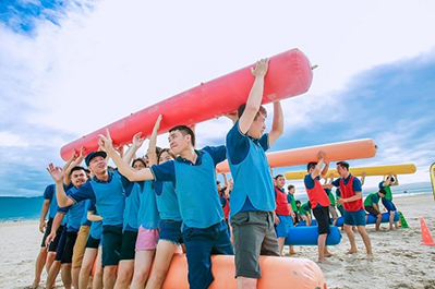 Hoạt động team building bãi biển vui nhộn trong chương trình tour khách đoàn Phan Thiết.