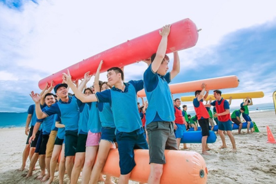 Hoạt động team building bãi biển vui nhộn trong chương trình tour khách đoàn Phan Thiết.