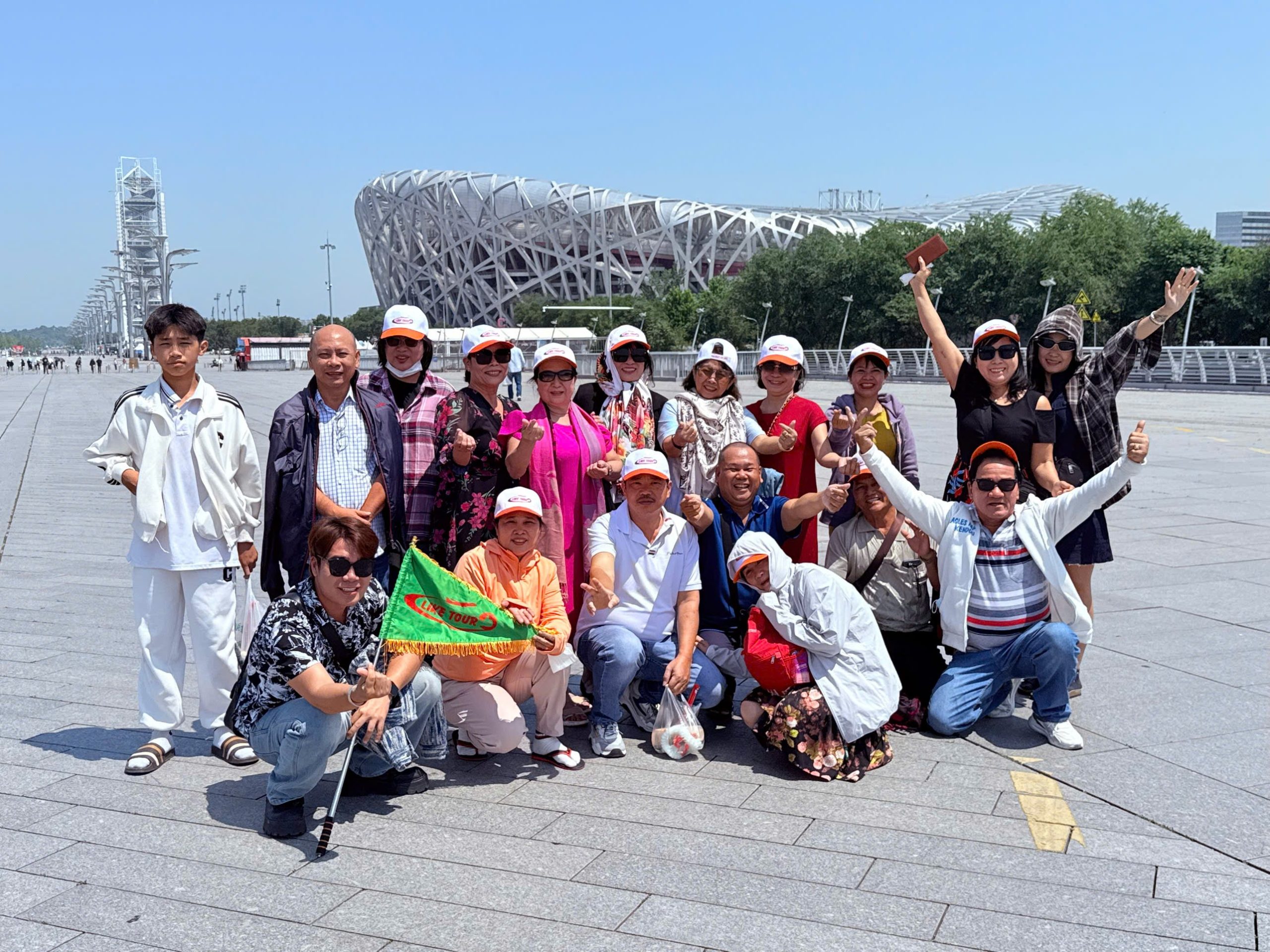 Đoàn khách like Tour check-in tại Sân vận động Tổ Chim ở Bắc Kinh.