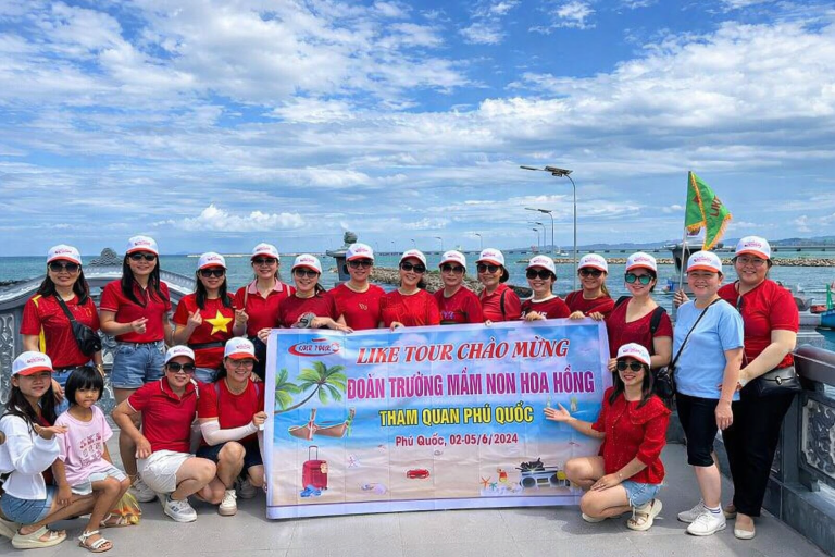 Đoàn khách tham gia hoạt động team building bãi biển tại Phú Quốc trong tour đoàn trọn gói.