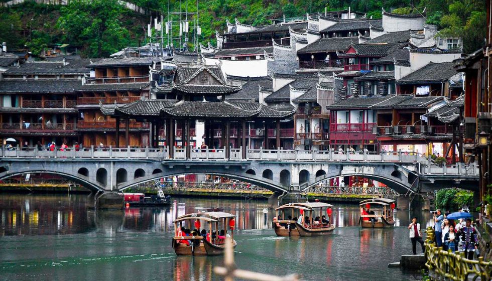 Kiến trúc cổ kính của Bắc Môn Thành Lầu tại Phượng Hoàng Cổ Trấn trong hành trình của Like Tour.