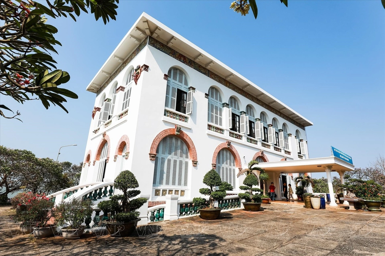 Kiến trúc Pháp cổ kính của Bạch Dinh Vũng Tàu trong tour công ty Like Tour.