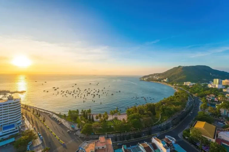 Bãi biển Vũng Tàu trong xanh rực rỡ nắng vàng – Điểm đến lý tưởng trong tour đoàn của Like Tour.