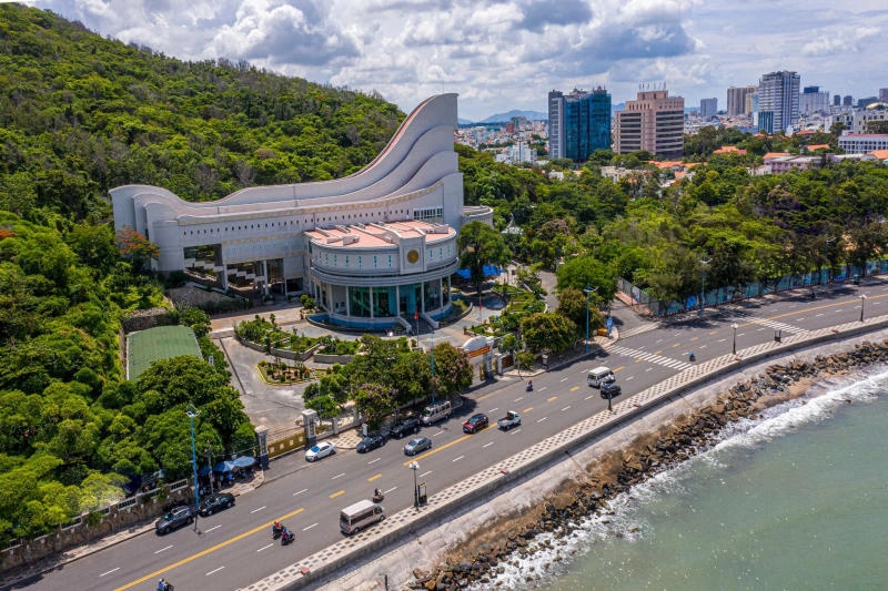 Tham quan không gian trưng bày tại Bảo tàng Vũng Tàu trong tour công ty Like Tour