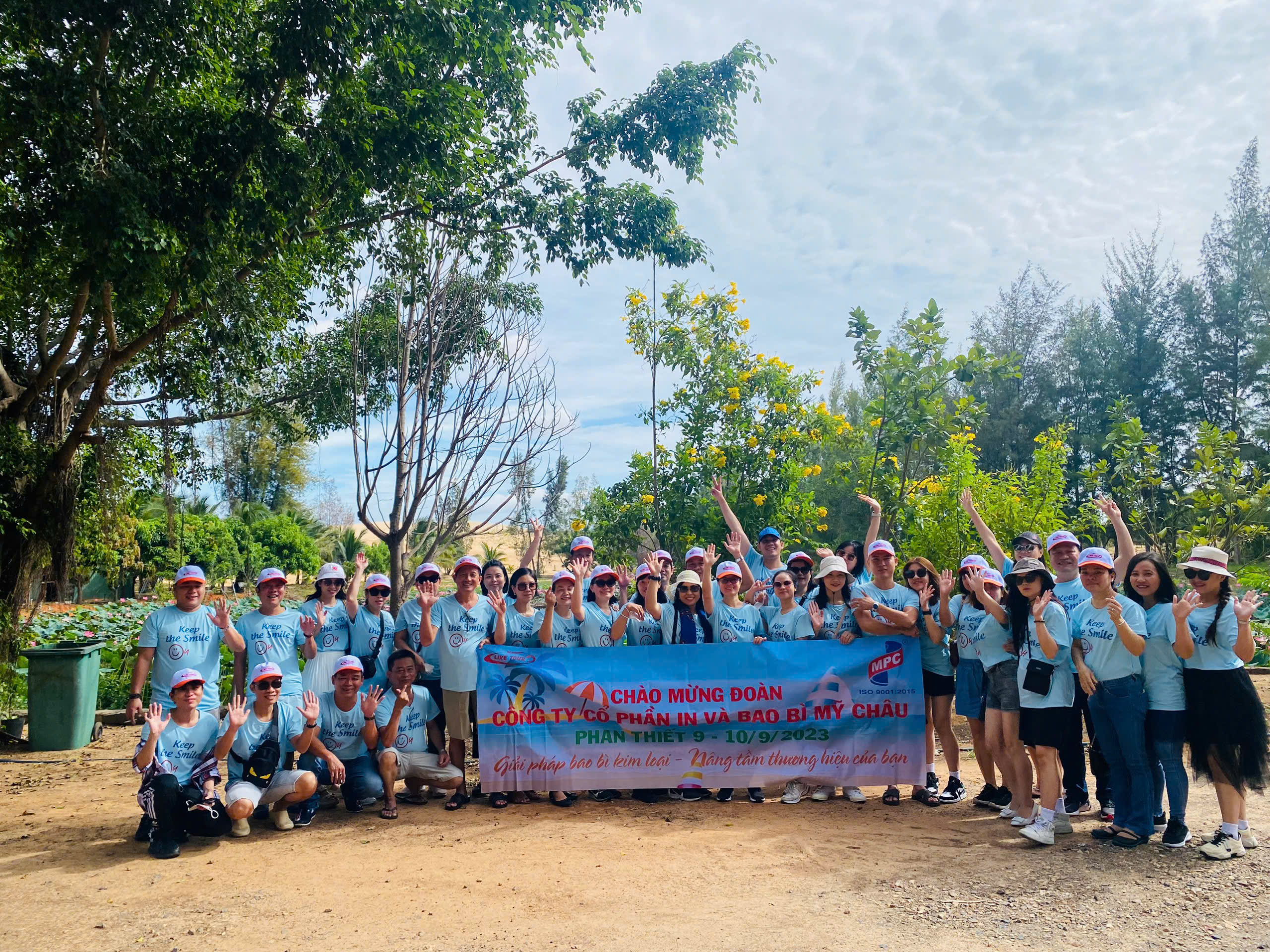 Tập thể nhân viên tham gia tour khách đoàn Phan Thiết kết hợp hoạt động team building ngoài trời sôi nổi.