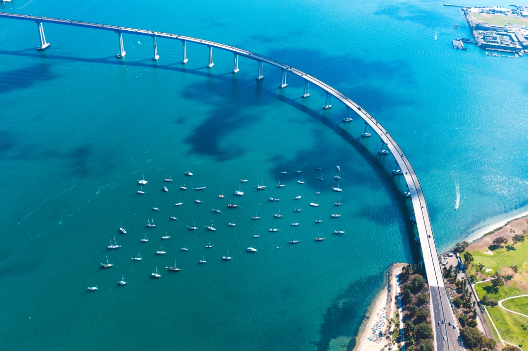 Toàn cảnh cầu Coronado dài hơn 3400m nối liền vịnh San Diego trong hành trình tour Bờ Tây nước Mỹ của Like Tour