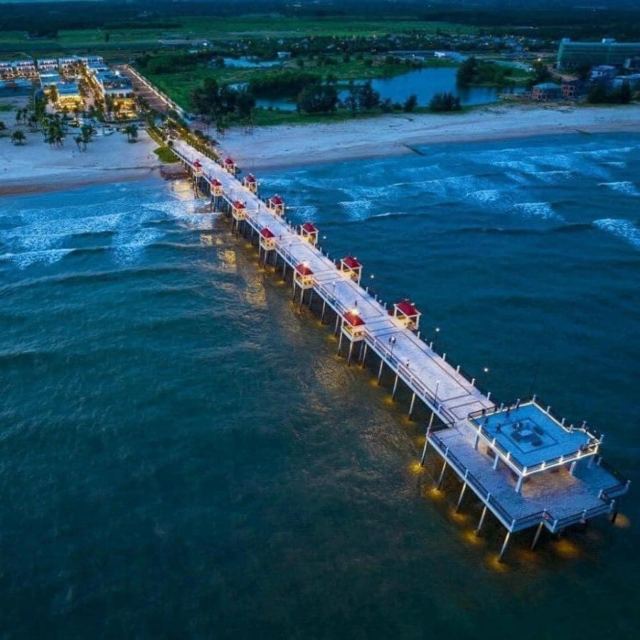 Toàn cảnh Cầu ngắm biển Hamptons Pier Hồ Tràm từ trên cao trong tour hè 2026