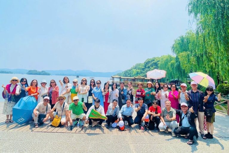 Đoàn khách du lịch của Like Tour chụp ảnh tại Tây Hồ - Hàng Châu.
