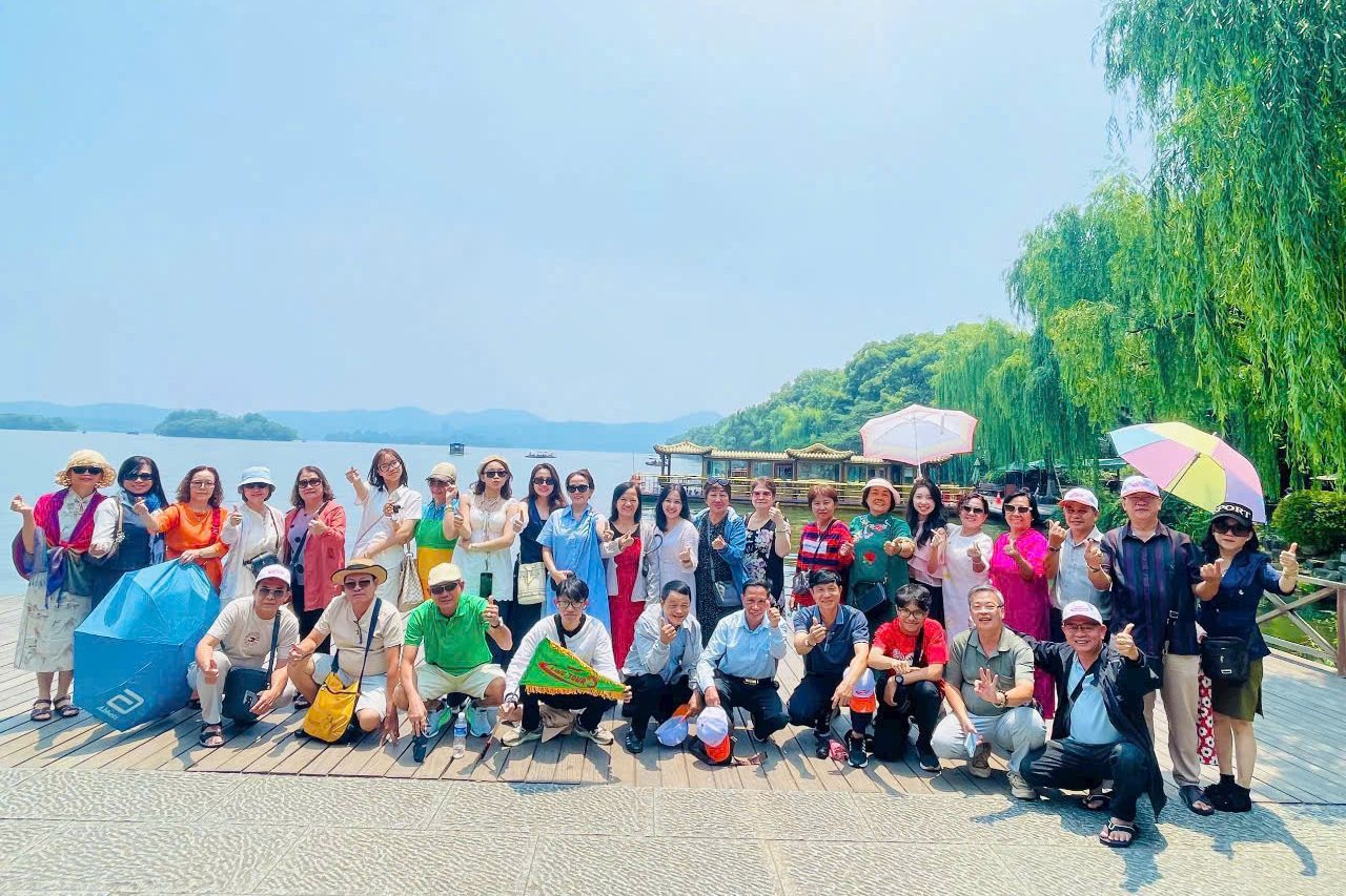 Đoàn khách du lịch của Like Tour chụp ảnh tại Tây Hồ - Hàng Châu.
