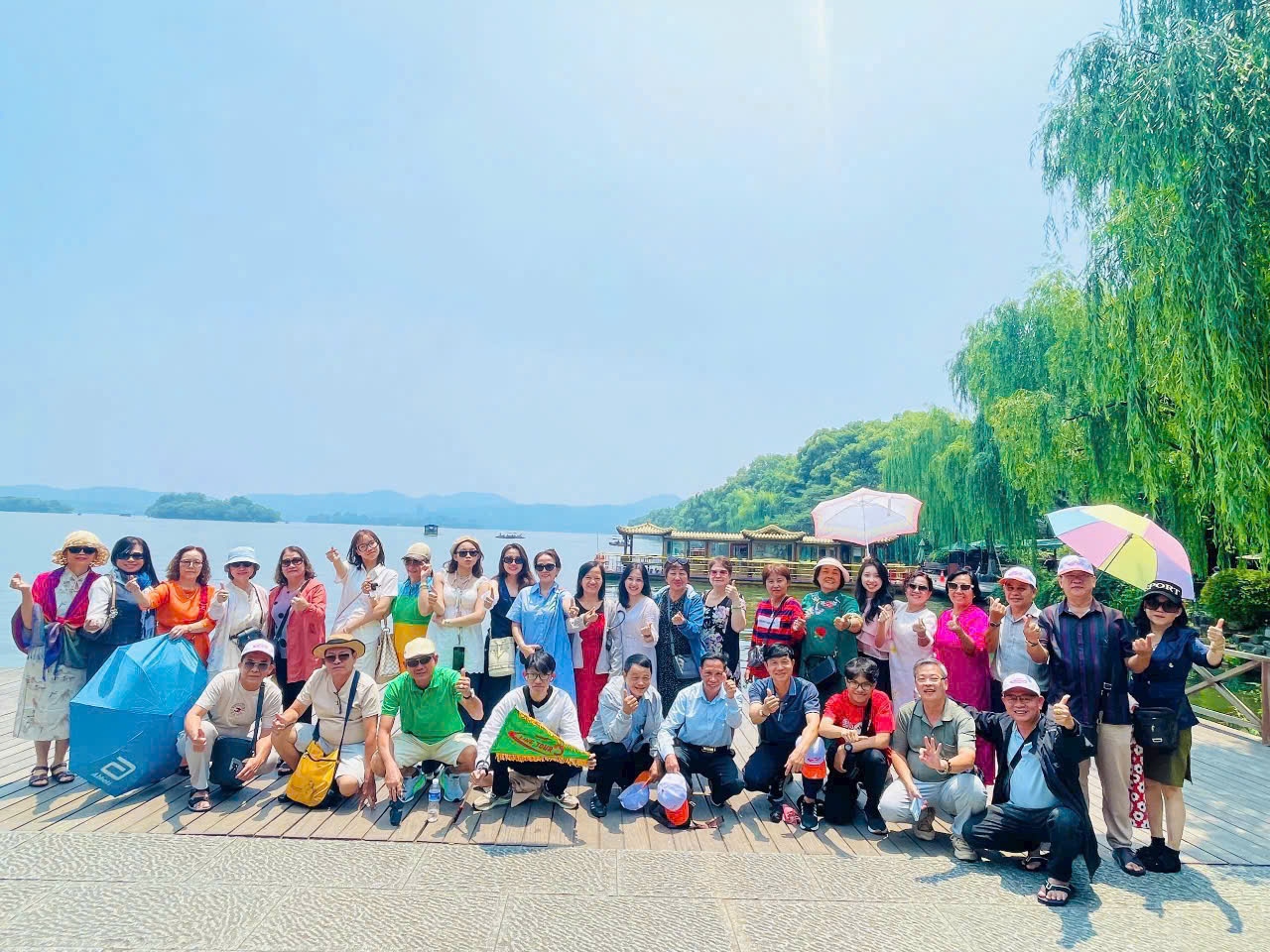 Đoàn khách du lịch của Like Tour chụp ảnh tại Tây Hồ - Hàng Châu.