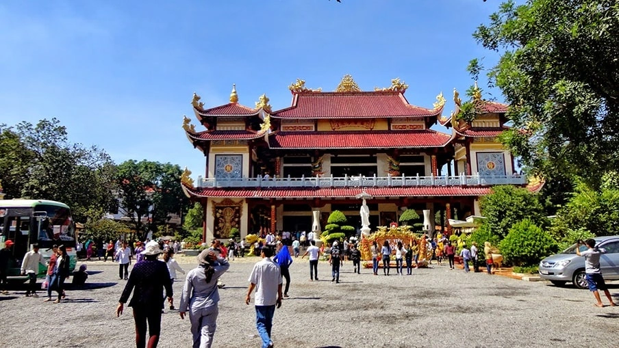 Tham quan Chùa Bún Riêu (Tu Viện Phước Hải) trong tour Vũng Tàu cùng Like Tour.