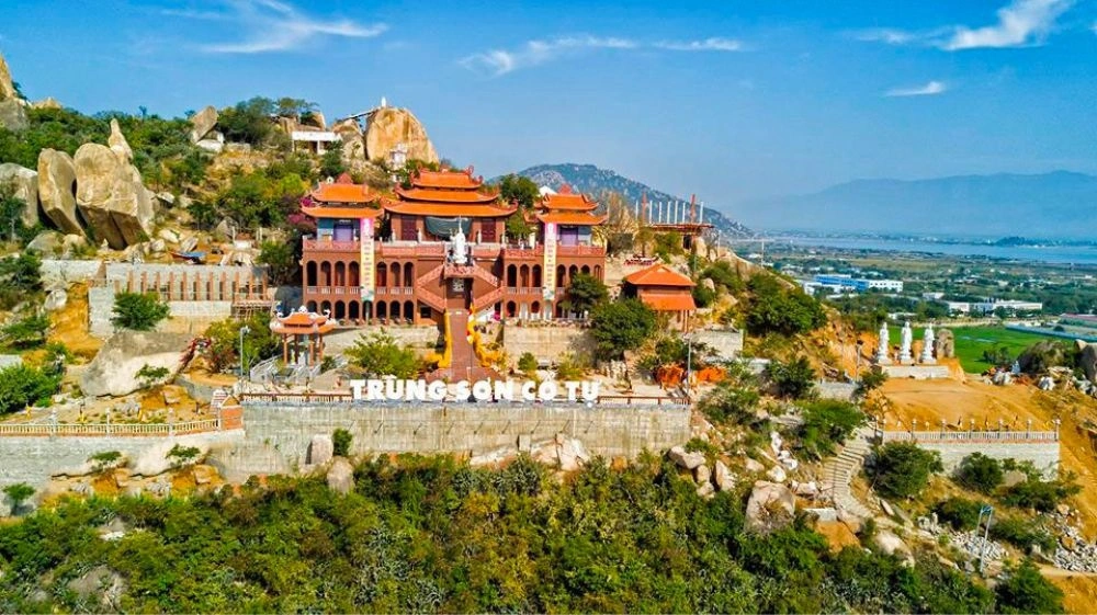Toàn cảnh kiến trúc uy nghiêm của Trùng Sơn Cổ Tự trên núi Đá Chồng Ninh Thuận trong hành trình tour của Like Tour.