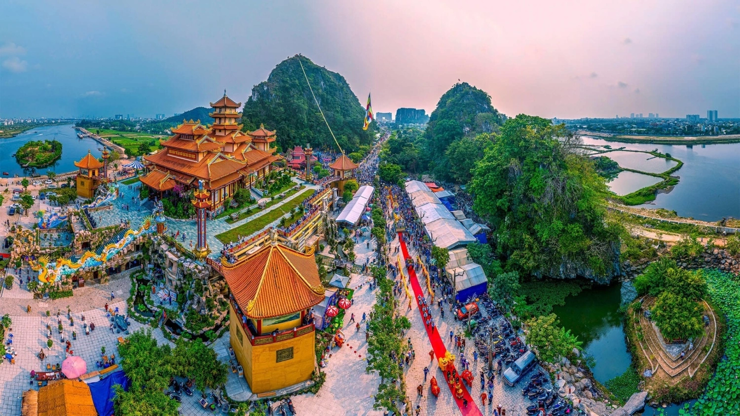 Toàn cảnh danh thắng Ngũ Hành Sơn nhìn từ trên cao trong tour Đà Nẵng của Like Tour