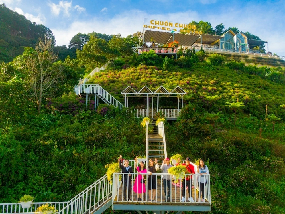 Toàn cảnh Chuồn Chuồn Bistro & Coffee Đà Lạt với tháp Vọng Cảnh và view thung lũng xanh mướt.